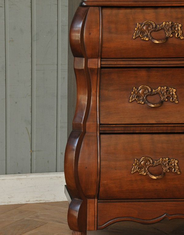 ビューロー アンティーク家具 アンティークのフレンチ家具、ウォルナット材のライティングビューロー(デスク)。引き出しの両サイドにも高級感たっぷりの装飾が付いています。(j-1547-f)