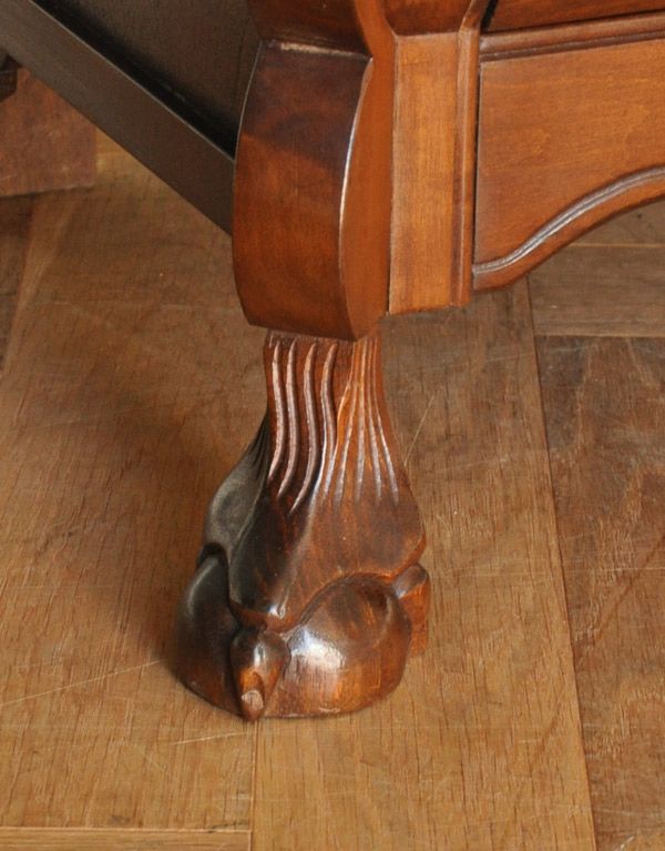 ビューロー アンティーク家具 アンティークのフレンチ家具、ウォルナット材のライティングビューロー(デスク)。安定感のある脚がしっかり支えます。(j-1547-f)