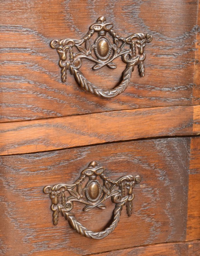 アンティークのチェスト　アンティーク家具　フランスの香り漂うアンティーク 4段タイプのチェスト（コモード）。エンブレムをモチーフにした優雅な取っ手。(j-1548-f)