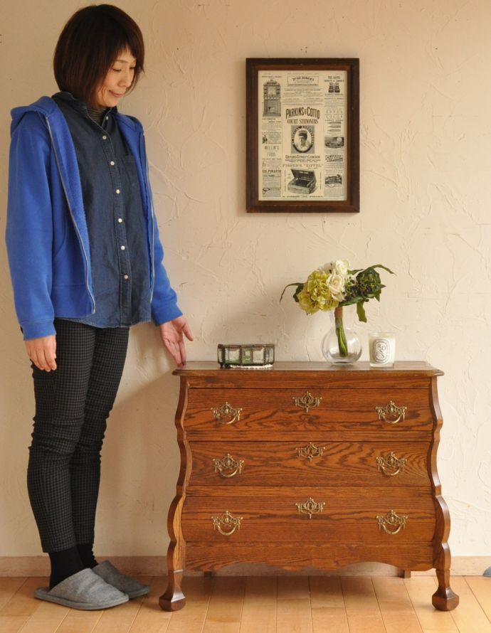 アンティークのチェスト　アンティーク家具　エレガントなアンティークフレンチ家具、小さい３段チェスト（コモード）。高級感があって女性らしい優しい曲線。(j-1549-f)