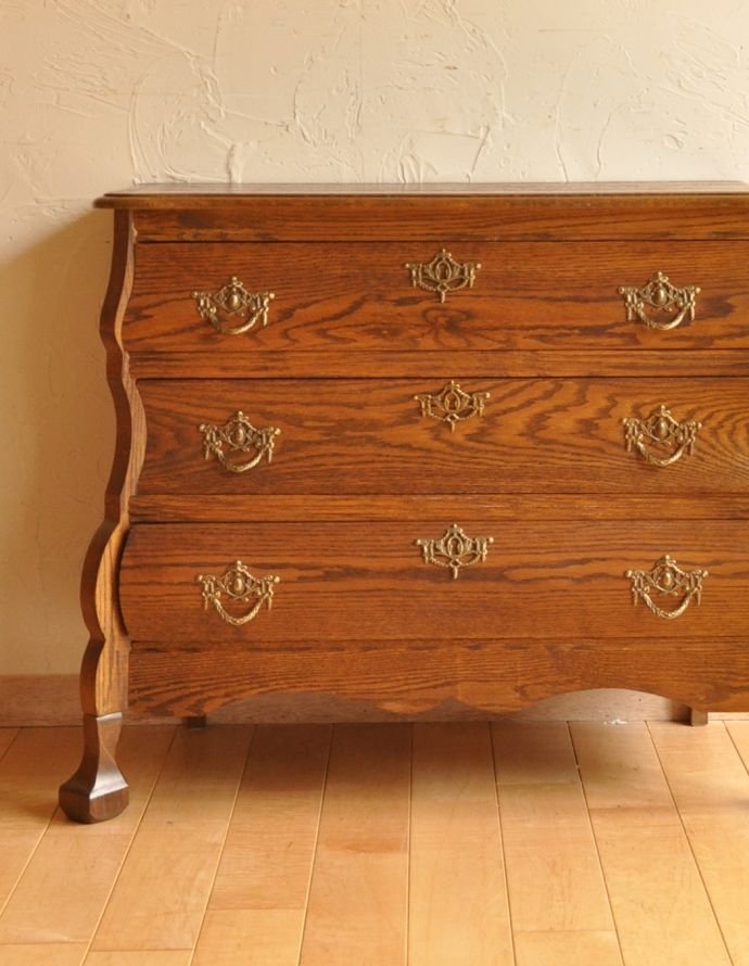 アンティークのチェスト　アンティーク家具　エレガントなアンティークフレンチ家具、小さい３段チェスト（コモード）。リビングではメモ、リモコン、筆記用具など近くに置いておきたいものを収納しておけばとっても便利ですよ。(j-1549-f)