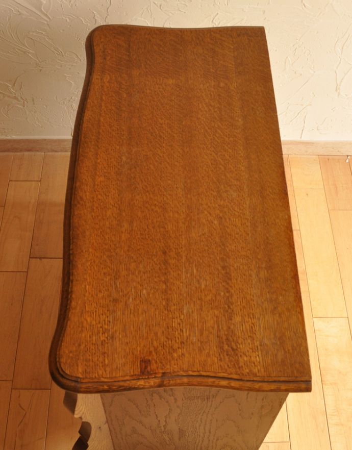 アンティークのチェスト　アンティーク家具　エレガントなアンティークフレンチ家具、小さい３段チェスト（コモード）。天板も木目がとってもキレイです。(j-1549-f)