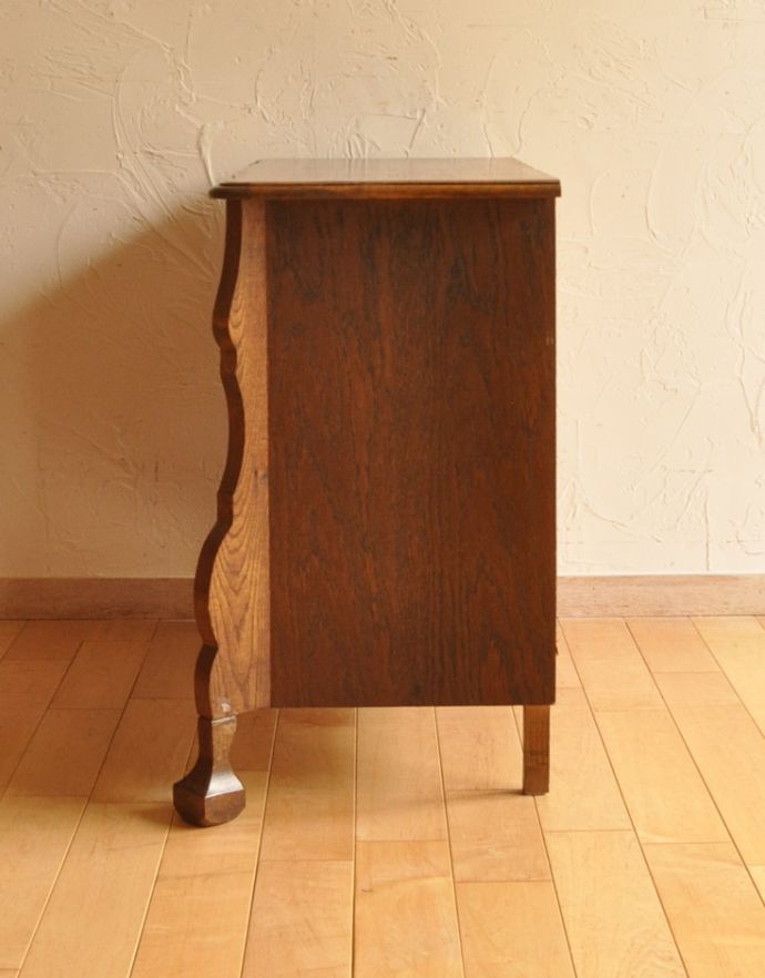 アンティークのチェスト　アンティーク家具　エレガントなアンティークフレンチ家具、小さい３段チェスト（コモード）。前板が波打っています。(j-1549-f)