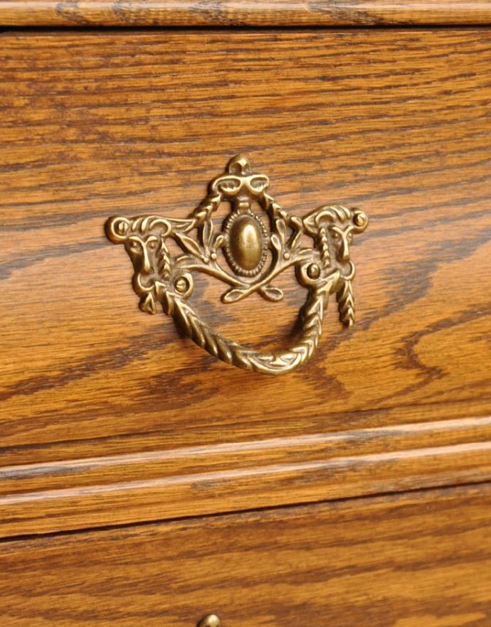 アンティークのチェスト　アンティーク家具　エレガントなアンティークフレンチ家具、小さい３段チェスト（コモード）。エンブレムをモチーフにした優雅な取っ手。(j-1549-f)