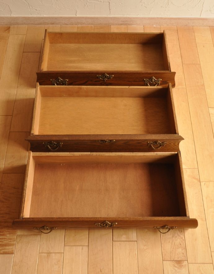 アンティークのチェスト　アンティーク家具　エレガントなアンティークフレンチ家具、小さい３段チェスト（コモード）。引き出しは３杯。(j-1549-f)