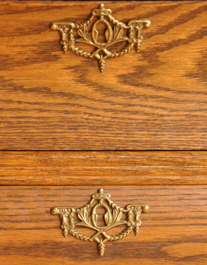 アンティークのチェスト　アンティーク家具　エレガントなアンティークフレンチ家具、小さい３段チェスト（コモード）。中央の装飾も美しくてうっとり。(j-1549-f)