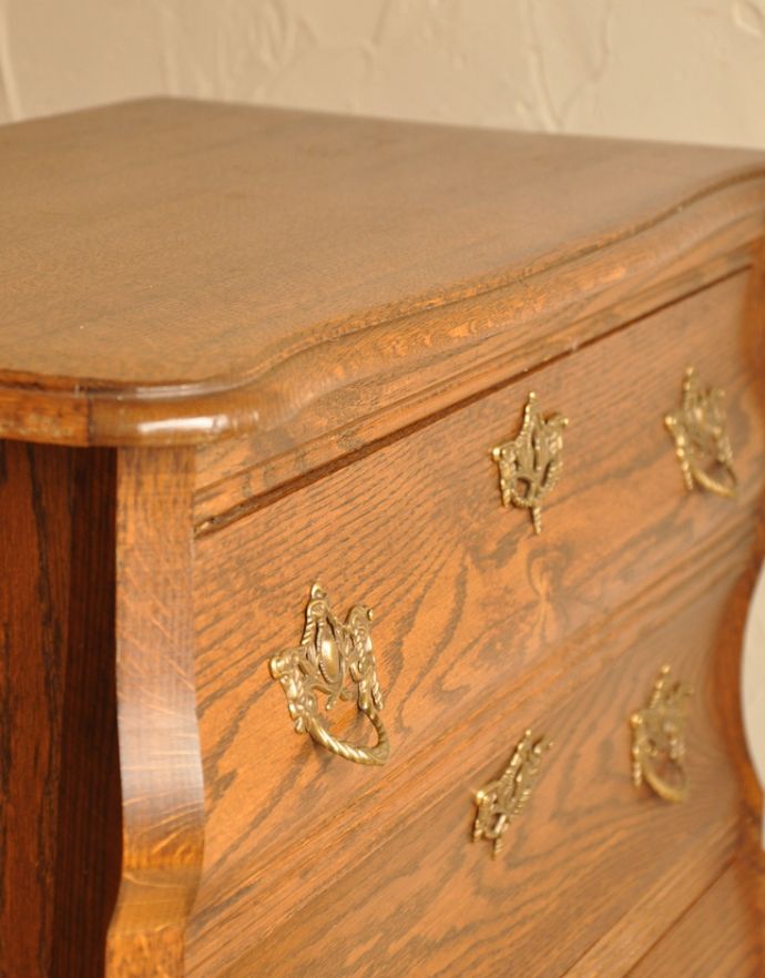 アンティークのチェスト　アンティーク家具　エレガントなアンティークフレンチ家具、小さい３段チェスト（コモード）。角が丸く仕上がっているので、お子さまのいるご家庭にも使いやすいのではないでしょうか。(j-1549-f)