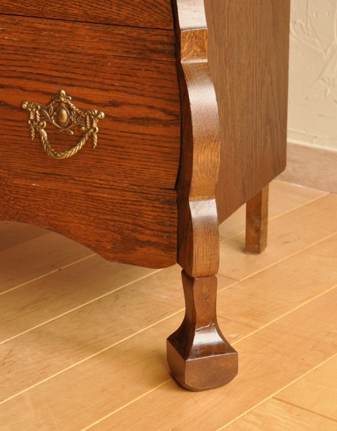 アンティークのチェスト　アンティーク家具　エレガントなアンティークフレンチ家具、小さい３段チェスト（コモード）。どっしり貫禄のある脚先。(j-1549-f)