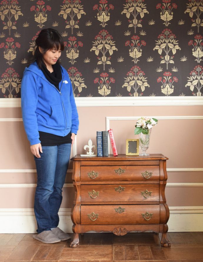 アンティークのチェスト　アンティーク家具　アンティークの優雅なフレンチ家具、オーク材の３段チェスト（コモード）。高級感があって女性らしい優しい曲線。(j-1550-f)