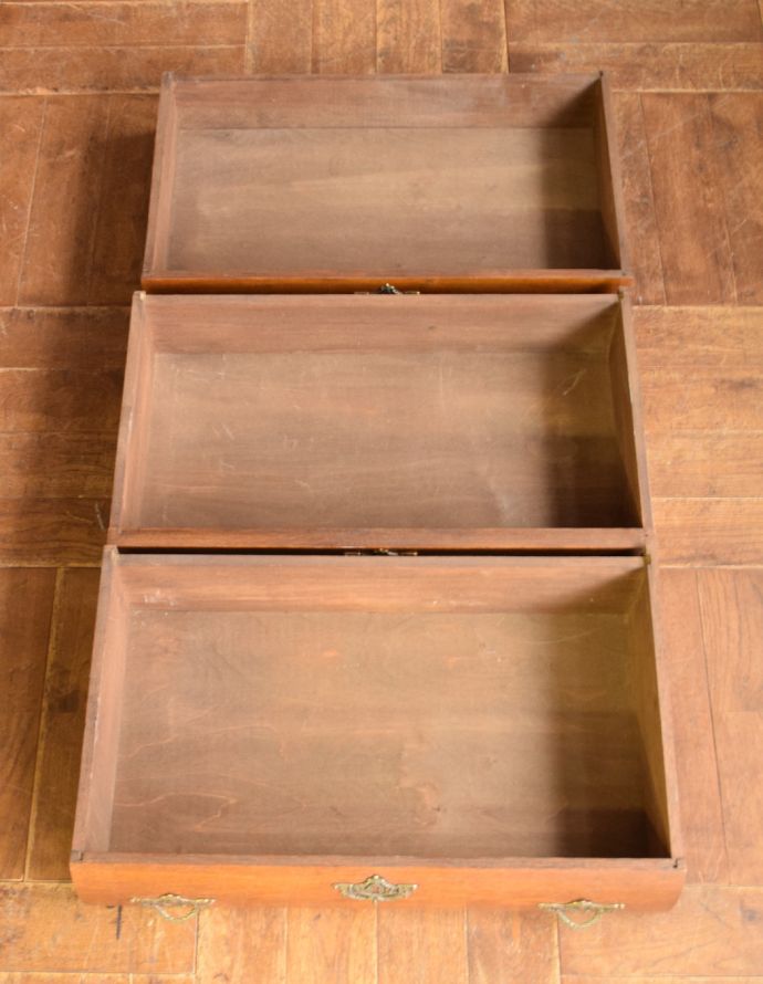 アンティークのチェスト　アンティーク家具　アンティークの優雅なフレンチ家具、オーク材の３段チェスト（コモード）。引き出しは３杯。(j-1550-f)