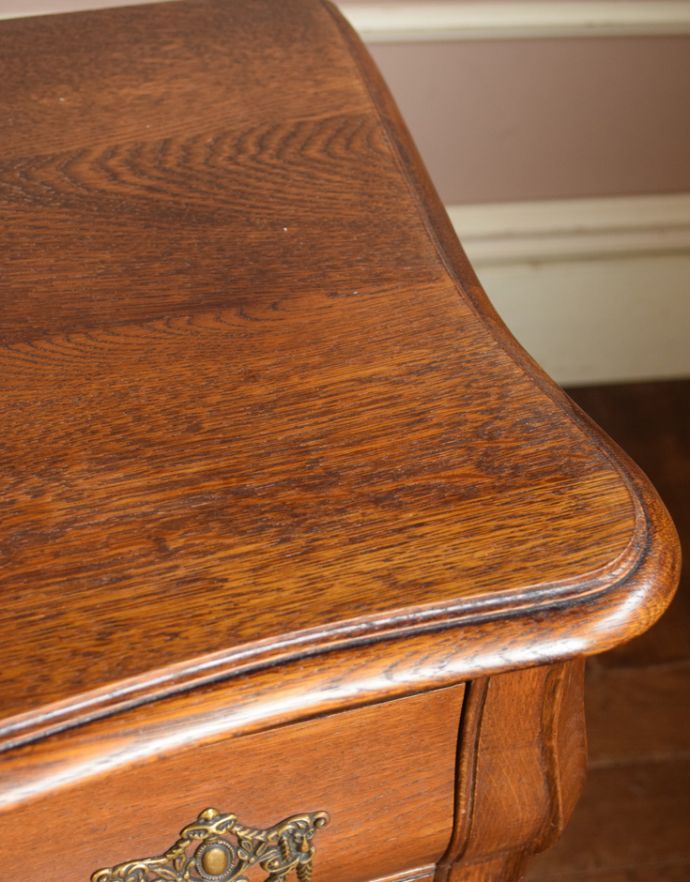 アンティークのチェスト　アンティーク家具　アンティークの優雅なフレンチ家具、オーク材の３段チェスト（コモード）。角が丸いのでお子さまのいるご家庭にもおススメです。(j-1550-f)