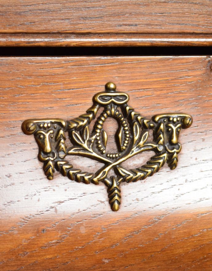 アンティークのチェスト　アンティーク家具　アンティークの優雅なフレンチ家具、オーク材の３段チェスト（コモード）。中央の装飾も美しくてうっとり。(j-1550-f)