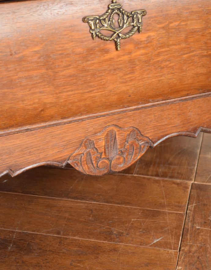 アンティークのチェスト　アンティーク家具　アンティークの優雅なフレンチ家具、オーク材の３段チェスト（コモード）。隅々まで繊細な彫があります。(j-1550-f)