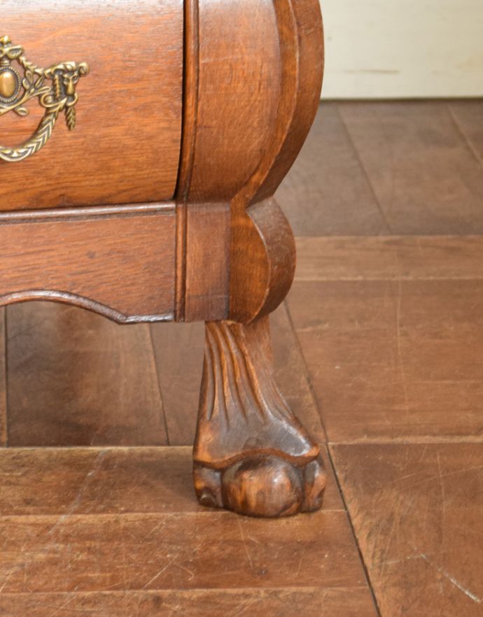 アンティークのチェスト　アンティーク家具　アンティークの優雅なフレンチ家具、オーク材の３段チェスト（コモード）。どっしり貫禄のある脚先。(j-1550-f)