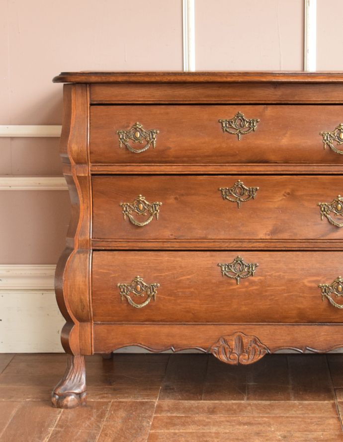 アンティークのチェスト　アンティーク家具　アンティークの優雅なフレンチ家具、オーク材の３段チェスト（コモード）。リビングではメモ、リモコン、筆記用具など近くに置いておきたいものを収納しておけばとっても便利ですよ。(j-1550-f)