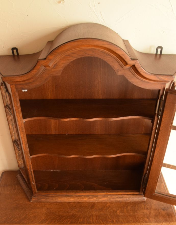 ウォールシェルフ・ウォールハンガー　アンティーク家具　床置きもできるアンティーク家具、鍵付きの小さなウォールキャビネット。内側はボディと同じ色味の木肌になっています。(j-1551-f)