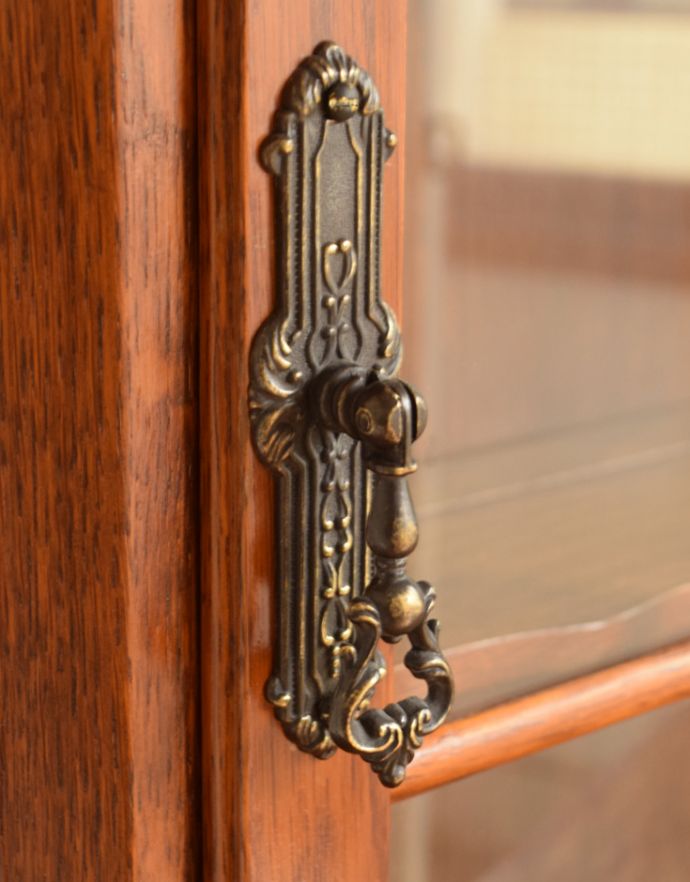 ウォールシェルフ・ウォールハンガー　アンティーク家具　フランスのアンティーク家具、ウォールキャビネット（壁付け棚）。扉の取っ手です。(j-1552-f)