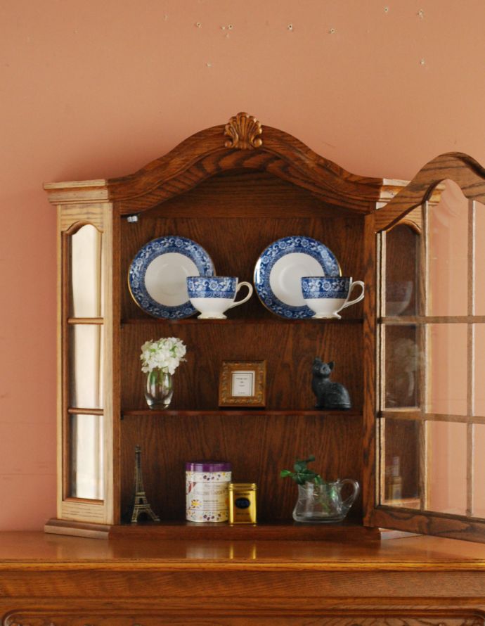 ウォールシェルフ・ウォールハンガー　アンティーク家具　壁付けのアンティーク家具、トップの装飾が美しいガラス扉のウォールキャビネット。落ち着いた雰囲気が美しいウォールキャビネット。(j-1554-f)