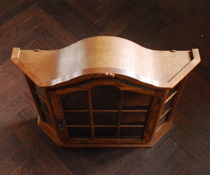 ウォールシェルフ・ウォールハンガー　アンティーク家具　壁付けのアンティーク家具、トップの装飾が美しいガラス扉のウォールキャビネット。天板はピカピカです。(j-1554-f)