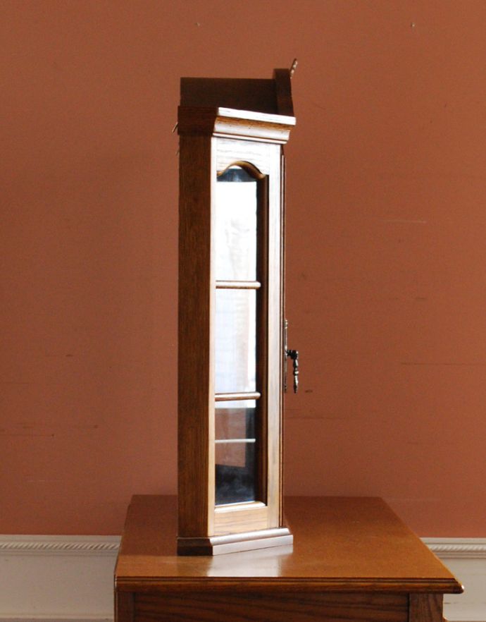 ウォールシェルフ・ウォールハンガー　アンティーク家具　壁付けのアンティーク家具、トップの装飾が美しいガラス扉のウォールキャビネット。サイドもガラスなので、どこから見ても中のものが素敵に見えますよ。(j-1554-f)