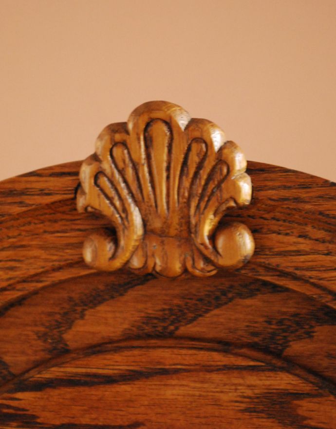 ウォールシェルフ・ウォールハンガー　アンティーク家具　壁付けのアンティーク家具、トップの装飾が美しいガラス扉のウォールキャビネット。シェル（貝）のようなデザインの装飾がトップに付いています。(j-1554-f)