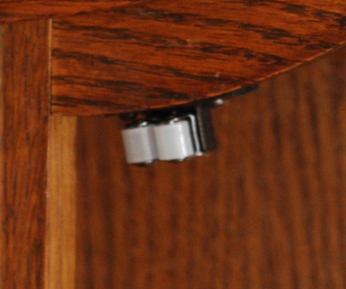 ウォールシェルフ・ウォールハンガー　アンティーク家具　壁付けのアンティーク家具、トップの装飾が美しいガラス扉のウォールキャビネット。扉にはローラーキャッチャーがついているので、開け閉めもスムーズです。(j-1554-f)