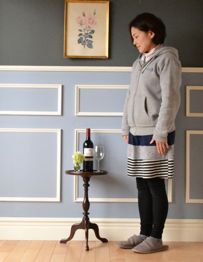 ロイドテーブル アンティーク家具 木製のオシャレなアンティーク家具、クラシックなワインテーブル。ソファの前に持ってくれば、ちょうどいいサイドテーブルに。(j-1555-f)