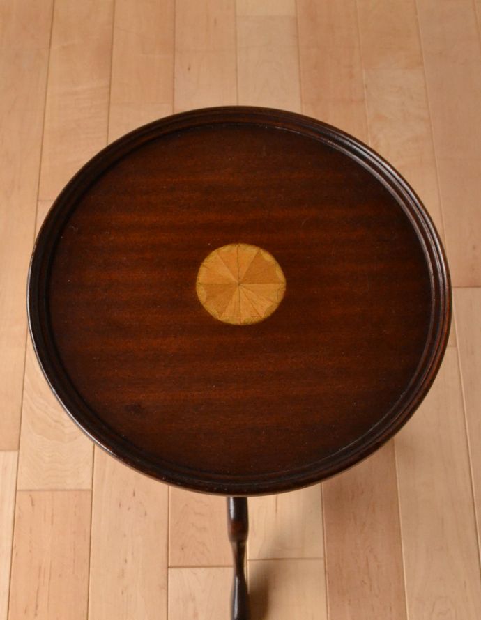 ロイドテーブル アンティーク家具 木製のオシャレなアンティーク家具、クラシックなワインテーブル。天板もキレイに仕上げました。(j-1555-f)