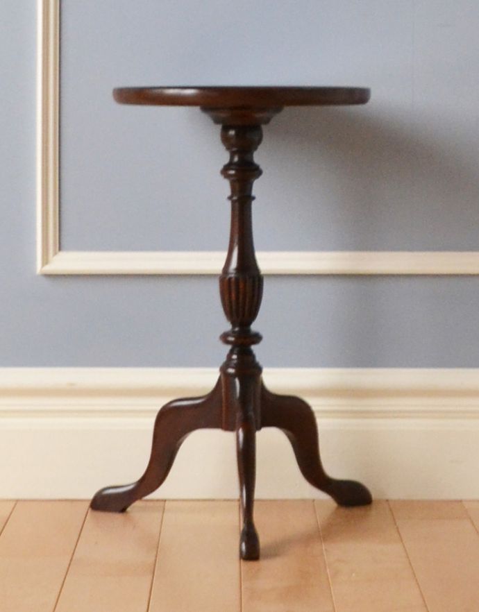 ロイドテーブル アンティーク家具 木製のオシャレなアンティーク家具、クラシックなワインテーブル。美しい彫りのデザインと脚先の優雅なカーブが自慢のテーブルです。(j-1555-f)