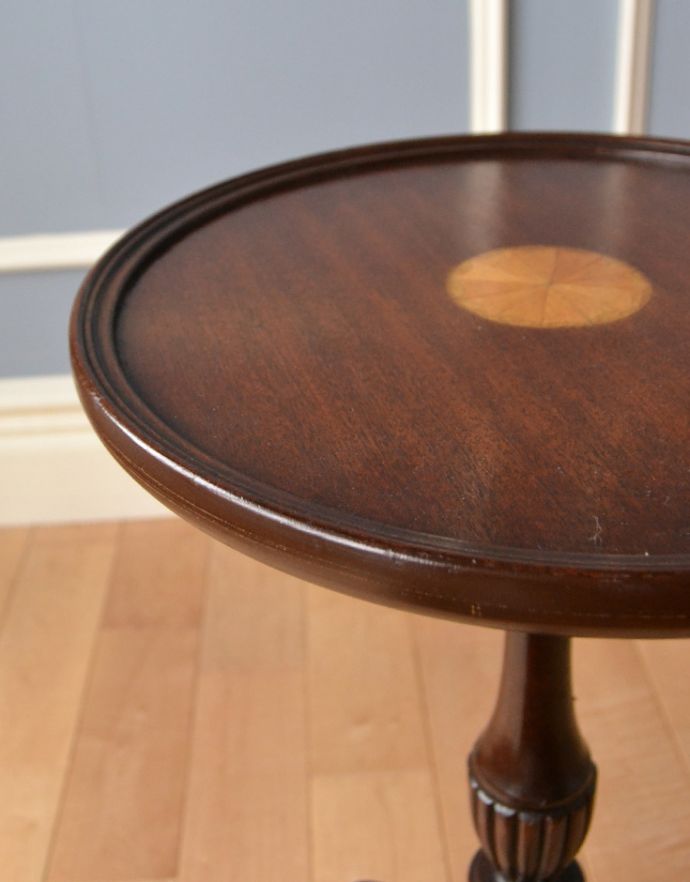 ロイドテーブル アンティーク家具 木製のオシャレなアンティーク家具、クラシックなワインテーブル。エレガントな装飾を施した天板。(j-1555-f)