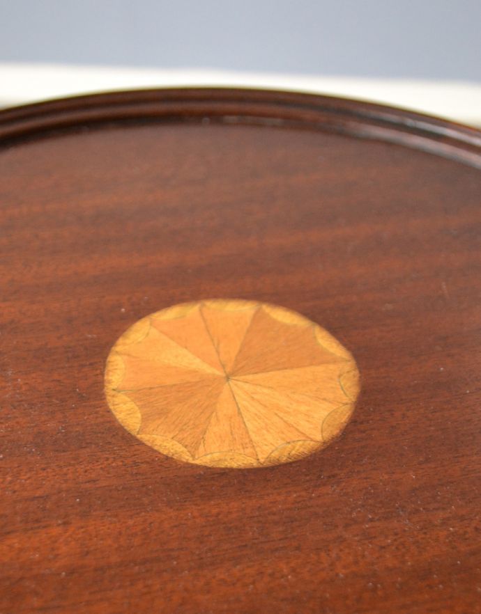 ロイドテーブル アンティーク家具 木製のオシャレなアンティーク家具、クラシックなワインテーブル。天板の中央には、装飾が入っています。(j-1555-f)