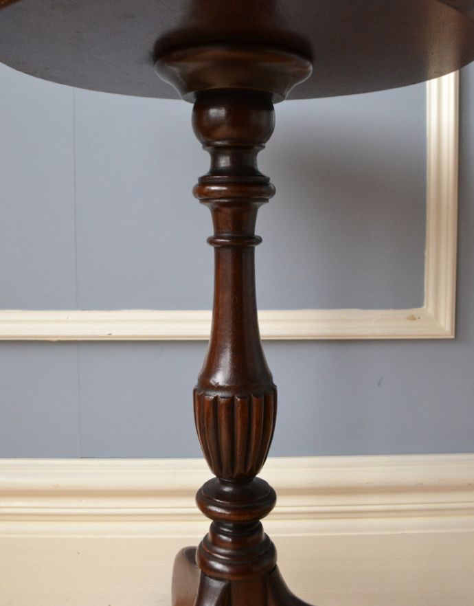 ロイドテーブル アンティーク家具 木製のオシャレなアンティーク家具、クラシックなワインテーブル。1つ1つキレイな装飾には、思わずうっとりしてしまいます。(j-1555-f)