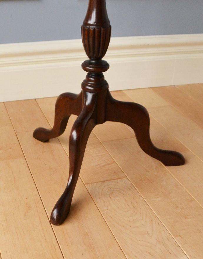 ロイドテーブル アンティーク家具 木製のオシャレなアンティーク家具、クラシックなワインテーブル。きちんと修復しているので、届いたその日からお使いいただけます。(j-1555-f)