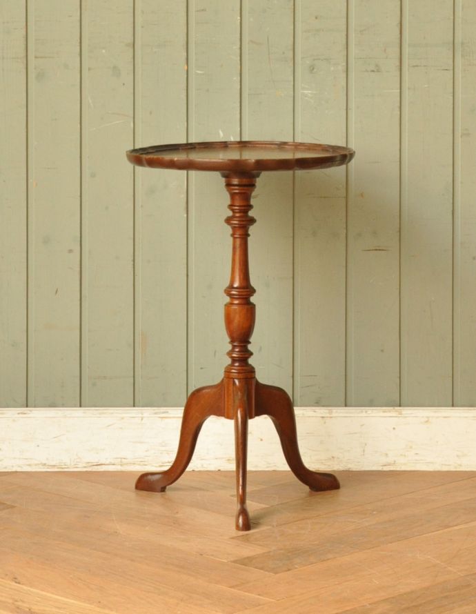 ロイドテーブル　アンティーク家具　イギリスのお洒落なアンティーク家具、クラシックなワインテーブル（オケージョナルテーブル） 。高級感のある彫りのデザインと脚先の優雅なカーブが自慢のテーブルです。(j-1557-f)