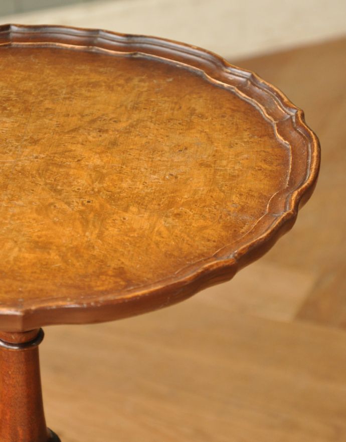 ロイドテーブル　アンティーク家具　イギリスのお洒落なアンティーク家具、クラシックなワインテーブル（オケージョナルテーブル） 。角が丸くなっているので、小さなお子さまがいるお家でも安心してお使い頂けます。(j-1557-f)