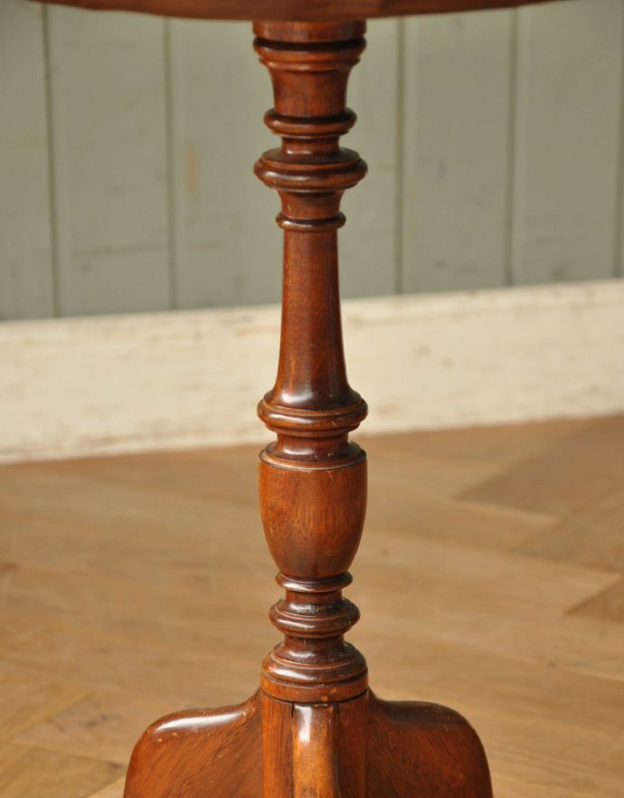 ロイドテーブル　アンティーク家具　イギリスのお洒落なアンティーク家具、クラシックなワインテーブル（オケージョナルテーブル） 。１つ１つキレイな装飾には、思わずうっとりしてしまいます。(j-1557-f)