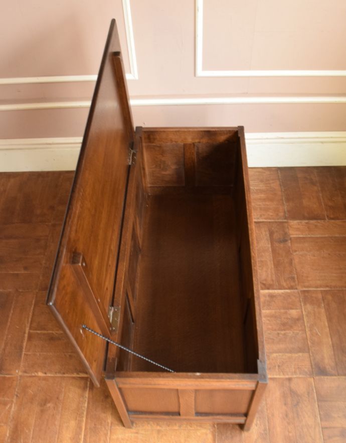 ロイドルームボックス アンティーク家具 ベンチとしても使える収納付きアンティーク家具、英国スタイルのコファー。フタを開くと・・・本やクッション、ブランケットなど、リビングで散らかっているものの収納に大助かり!内側も美しい状態です。(j-1559-f)