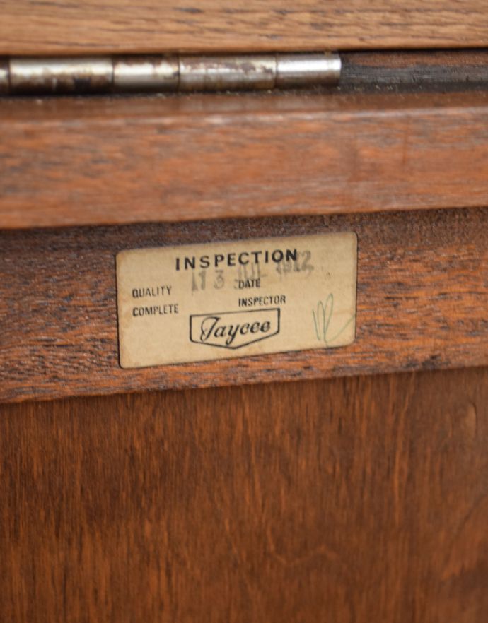 ロイドルームボックス アンティーク家具 ベンチとしても使える収納付きアンティーク家具、英国スタイルのコファー。メーカーのタグらしきものが残っていました。(j-1559-f)
