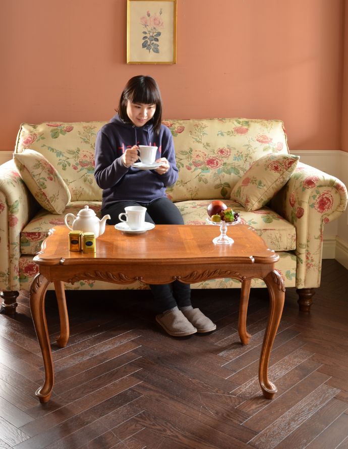 ロイドテーブル　アンティーク家具　エレガントなフランスのアンティーク家具、美しい脚のコーヒーテーブル。天板が広いので、ゆったりとお使い頂けます。(j-1560-f)