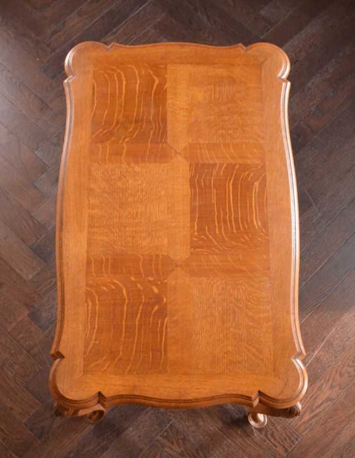 ロイドテーブル　アンティーク家具　エレガントなフランスのアンティーク家具、美しい脚のコーヒーテーブル。天板もピカピカにお直ししています。(j-1560-f)