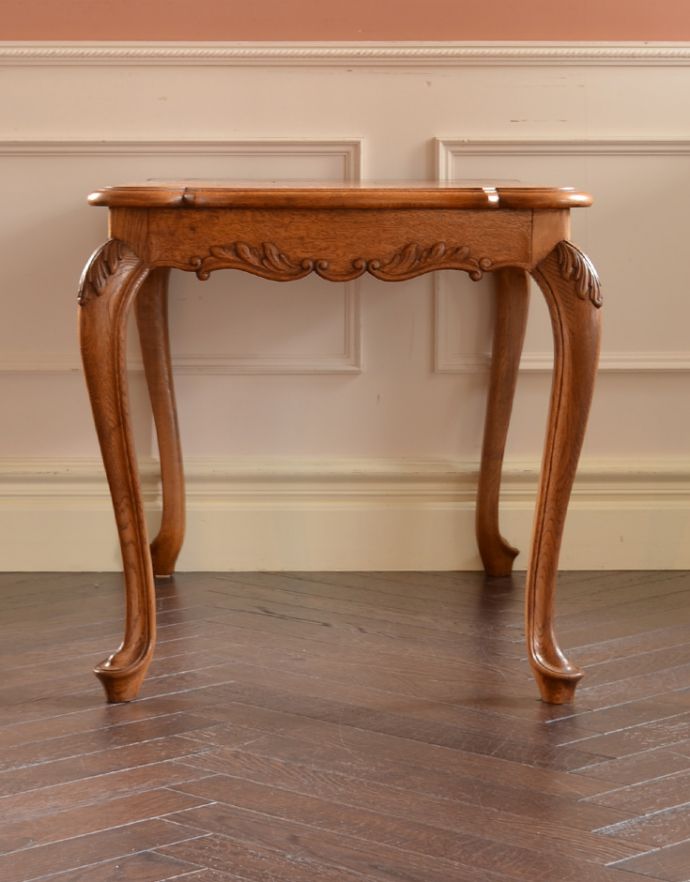 ロイドテーブル　アンティーク家具　エレガントなフランスのアンティーク家具、美しい脚のコーヒーテーブル。脚の美しさが自慢のテーブル！猫脚が優雅なテーブルです。(j-1560-f)