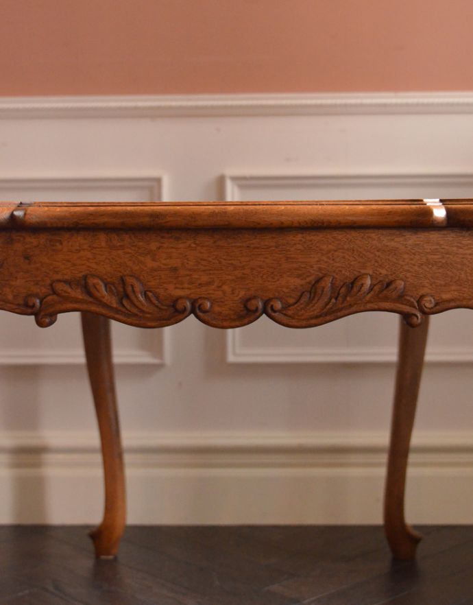ロイドテーブル　アンティーク家具　エレガントなフランスのアンティーク家具、美しい脚のコーヒーテーブル。幕板の繊細な装飾がポイントになっています。(j-1560-f)
