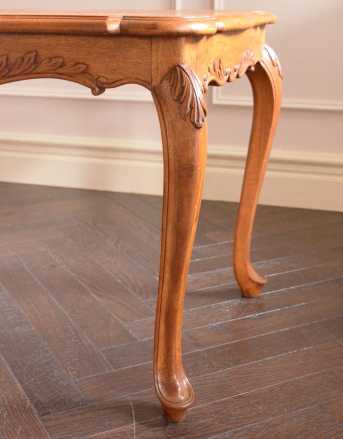 ロイドテーブル　アンティーク家具　エレガントなフランスのアンティーク家具、美しい脚のコーヒーテーブル。美しい猫脚でしっかりテーブルを支えます。(j-1560-f)