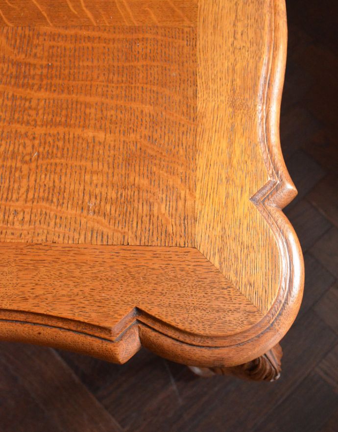 ロイドテーブル　アンティーク家具　エレガントなフランスのアンティーク家具、美しい脚のコーヒーテーブル。角が丸くなっているので、小さなお子さまがいるお家でも安心してお使い頂けます。(j-1560-f)