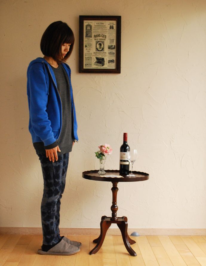 ロイドテーブル アンティーク家具 美しい天板と脚を持つアンティーク家具、英国のオシャレなワインテーブル。ソファの前に持ってくれば、ちょうどいいサイドテーブルに。(j-1561-f)