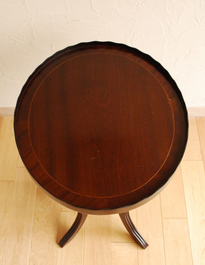 ロイドテーブル アンティーク家具 美しい天板と脚を持つアンティーク家具、英国のオシャレなワインテーブル。可愛い真ん丸な天板。(j-1561-f)
