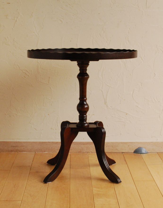 ロイドテーブル アンティーク家具 美しい天板と脚を持つアンティーク家具、英国のオシャレなワインテーブル。高級感のある彫りのデザインと脚先の優雅なカーブが自慢のテーブルです。(j-1561-f)