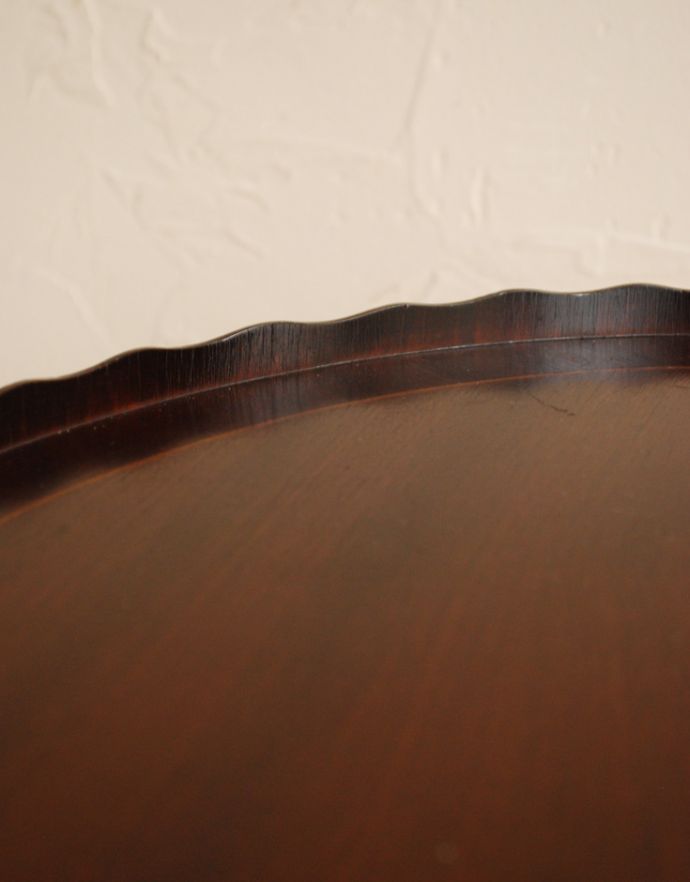 ロイドテーブル アンティーク家具 美しい天板と脚を持つアンティーク家具、英国のオシャレなワインテーブル。角が丸くなっているので、小さなお子さまがいるお家でも安心してお使い頂けます。(j-1561-f)