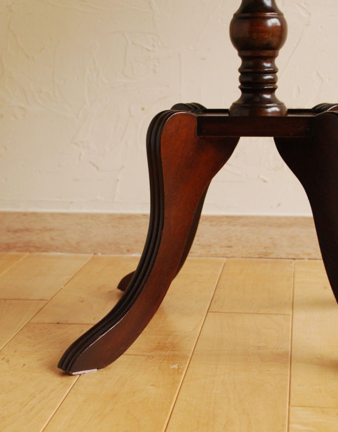 ロイドテーブル アンティーク家具 美しい天板と脚を持つアンティーク家具、英国のオシャレなワインテーブル。カーブが美しい三本脚でしっかりテーブルを支えます。(j-1561-f)