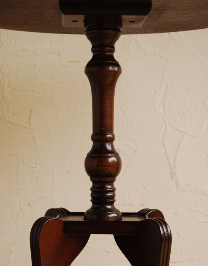 ロイドテーブル アンティーク家具 美しい天板と脚を持つアンティーク家具、英国のオシャレなワインテーブル。1つ1つキレイな装飾には、思わずうっとりしてしまいます。(j-1561-f)